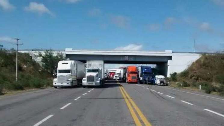 Fuertes vientos dejan varados tractocamiones en 