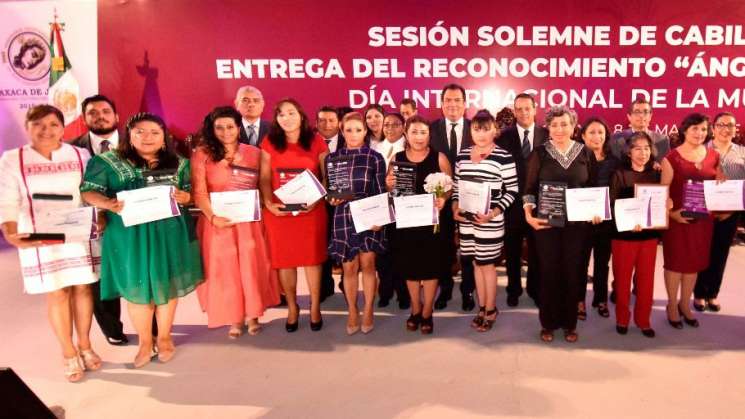 Otorgan reconocimiento “Ángela Jiménez” a diez mujeres oaxaqueñas