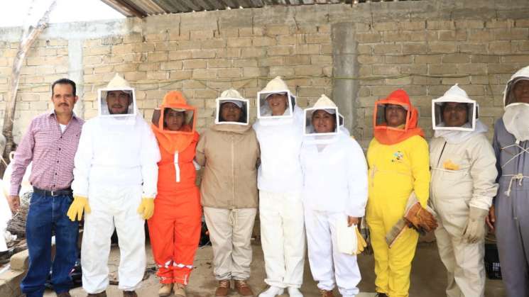 Inicia Icapet curso sobre manejo de apiarios y entregan bebederos