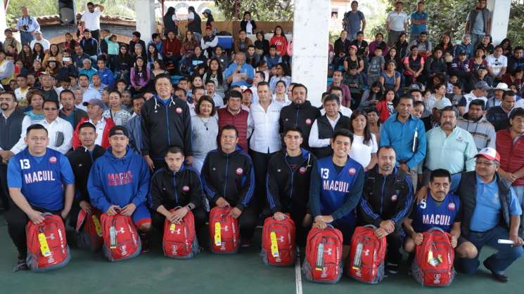 Entrega AMH infraestructura deportiva y equipo contra incendios