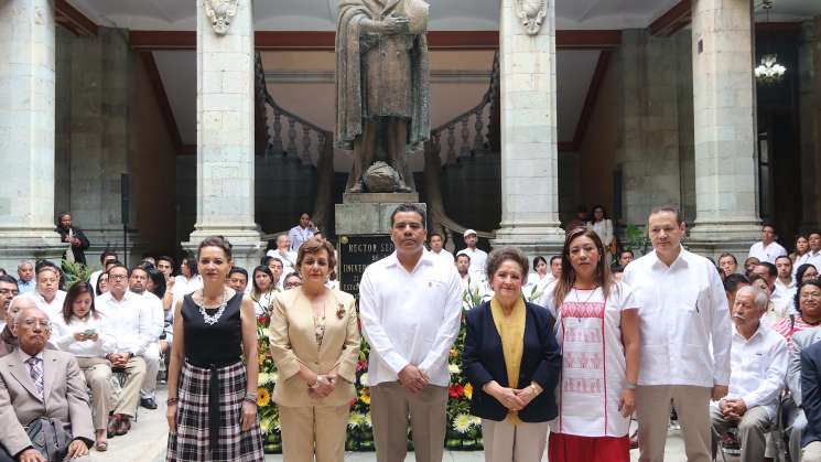 Educación y ley, vías para la unidad nacional : Rector UABJO