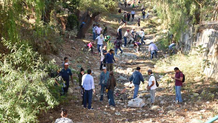 Realizan tequio en el arroyo “La Encantada” en capital oaxaqueña