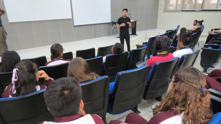 Reciben 200 estudiantes de Oaxaca certificado de inglés