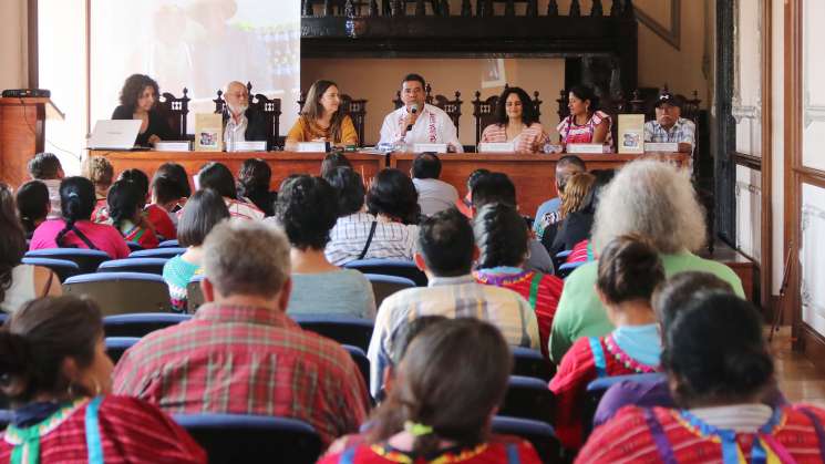 UABJO presenta libro sobre las bodas de los pueblos triquis