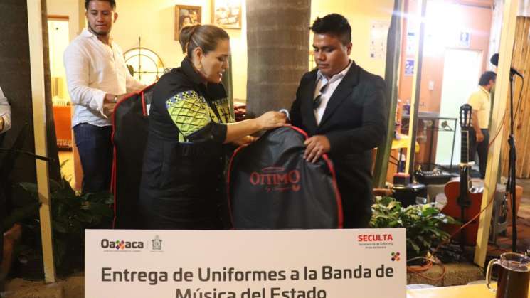 Integrantes de la Banda de Música del Estado reciben uniforme