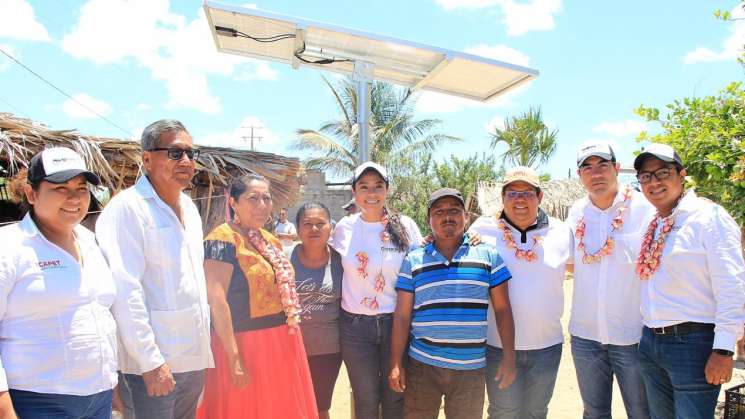 Abastecen paneles solares de energía a Santa María del Mar