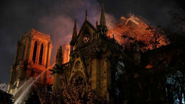 Incendio en Notre Dame pierde el techo y aguja de la catedral