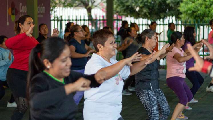 Disfrutan oaxaqueñas beneficios del baile fitness en Santa Lucía