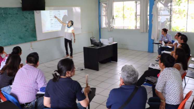 Capacita IEEPO a docentes de inglés de la región del Istmo