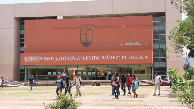 Entrega Gobierno Federal becas Bienestar a escuelas de la UABJO