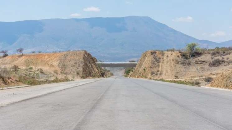 Reiniciará construcción de carretera a la costa oaxaqueña