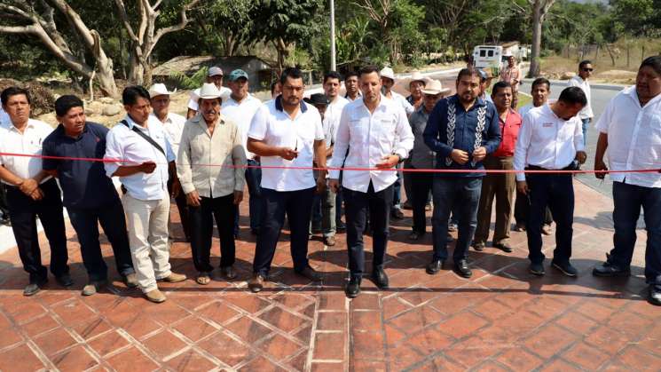 Entrega AMH infraestructura e insumos en Santos Reyes Nopala 