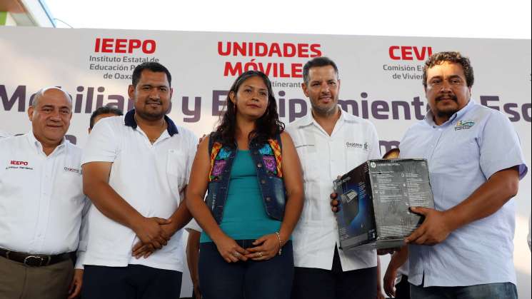 Entrega IEEPO mobiliario escolar en nueve escuelas de la Costa