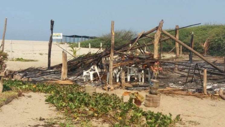 Denuncian quema de campamento tortugero en la Costa por comando