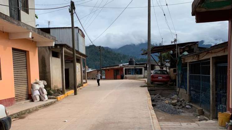 Entrega Sinfra pavimentaciones en Quetzaltepec y Cacaotepec