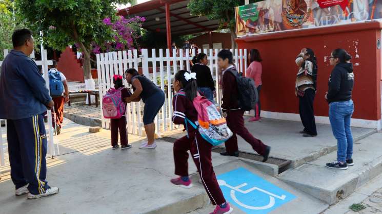  Lunes 29 de abril regresan a clases estudiantes del nivel básico