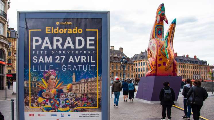 Montan alebrijes monumentales en Lille, Francia