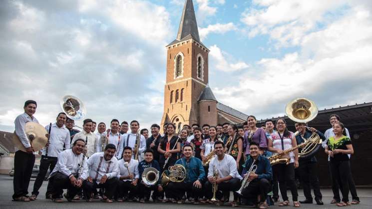 Cautiva Banda Guelaguetza al público en Francia