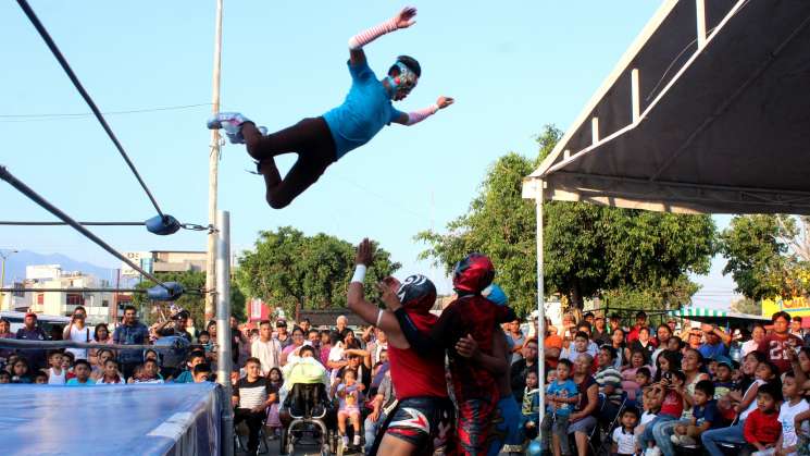 Función de lucha libre festeja a niñ@s en el Mercado de Abastos