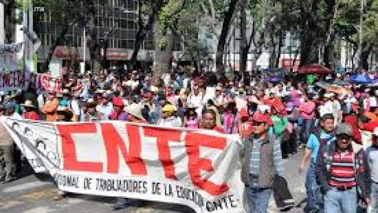 Anuncia CNTE paro en Oaxaca después de desfile