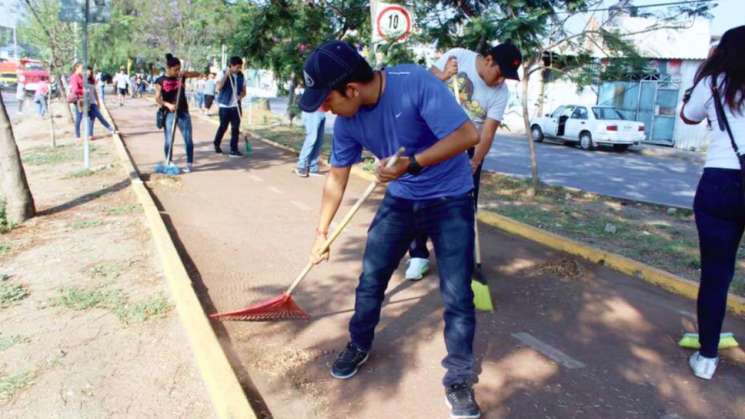 Organizaciones juveniles y comunidad realizan tequio en ciclovía