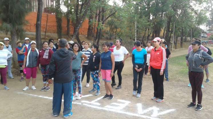 Madres oaxaqueñas participan en la  “Carrera de la Rosa