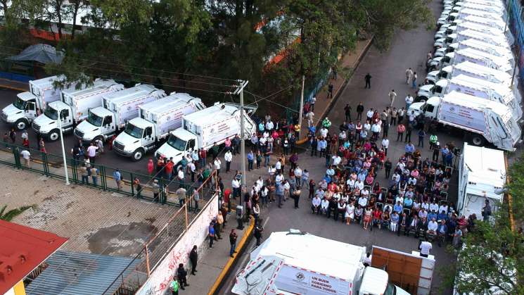 Presentan nuevos camiones recolectores de basura para la capital