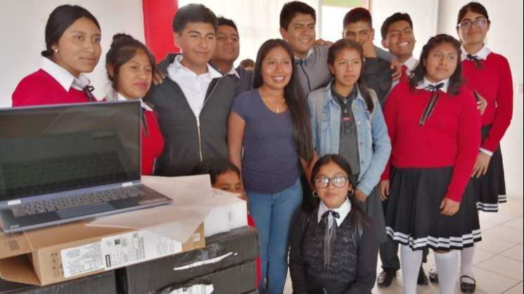 Dona Yalitza Aparicio computadoras a escuela de Tlaxiaco