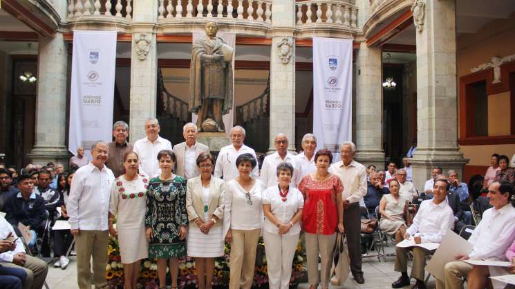 UABJO rinde homenaje a su estudiante ejemplar: Benito Juárez 