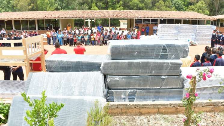 Entregan IEEPO y DIF-Oaxaca apoyos al albergue de Yosondúa