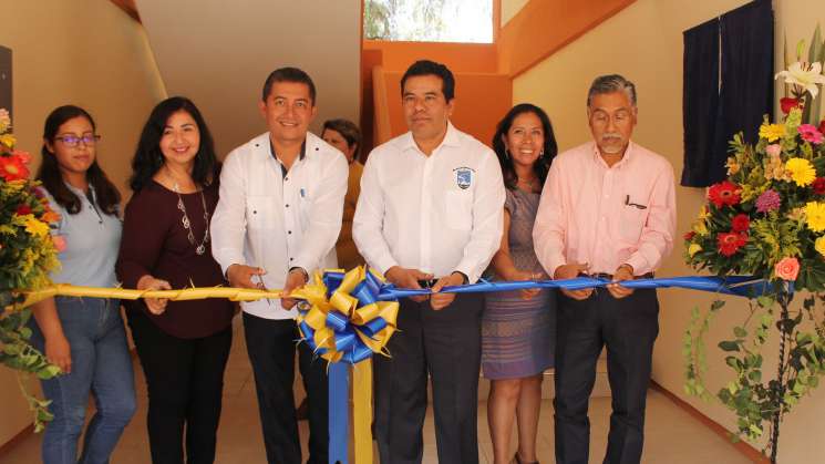  Inauguran inmuebles y entregan becas en prepa 7 de la UABJO