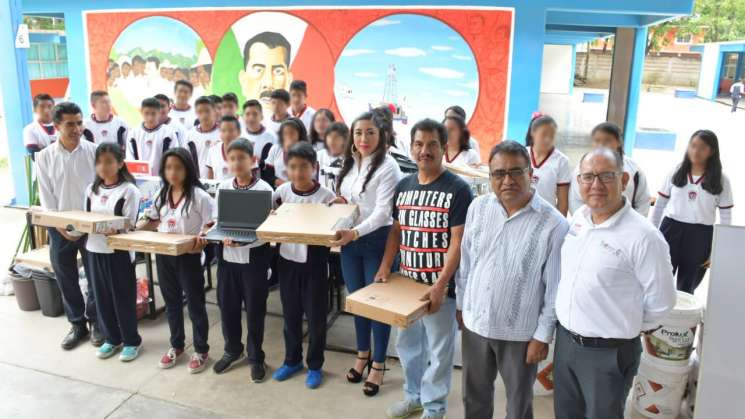 Entrega IEEPO mobiliario escolar a escuela Secundaria Federal