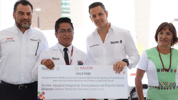 Entrega Alejandro Murat equipo e instrumental médico