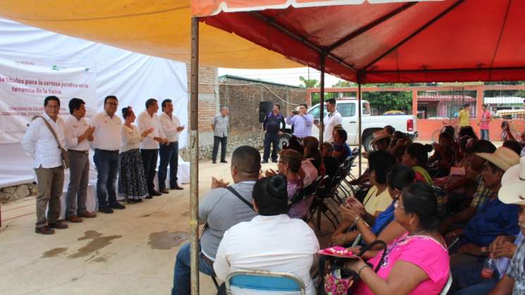 Entrega Coreturo 357 títulos de propiedad en Matías Romero