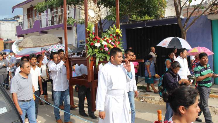 Celebran festividad del Cuerpo y Sangre de Cristo en el Rosario