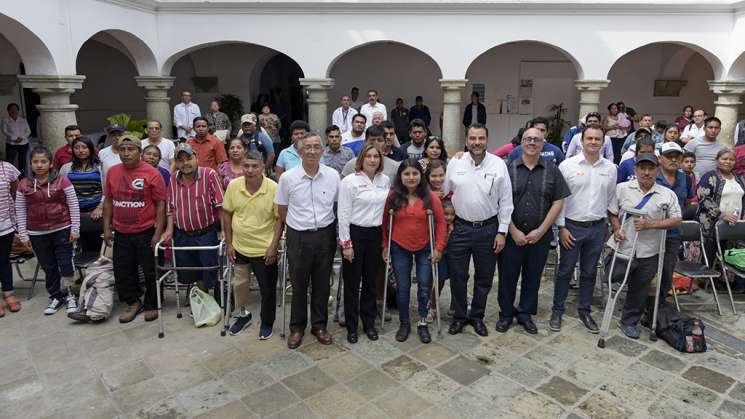 31 oaxaqueños de escasos recursos reciben prótesis donadas