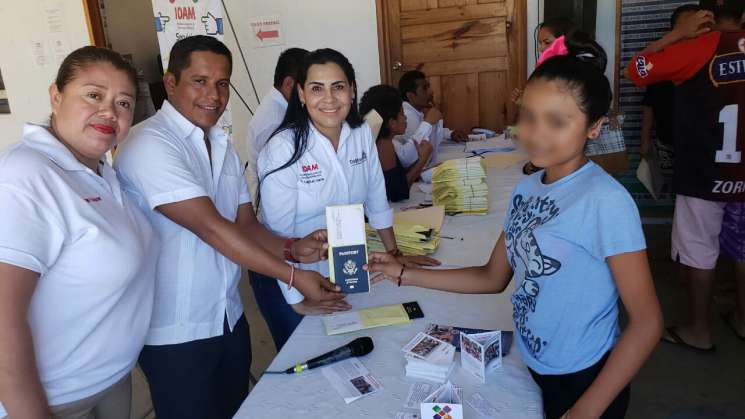 Entregan pasaportes americanos a menores y jóvenes oaxaqueños