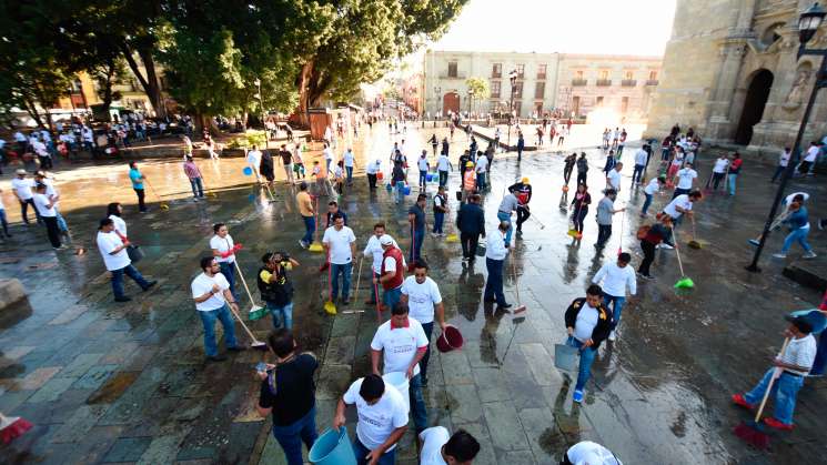 Con tequio, embellecen la Alameda de León