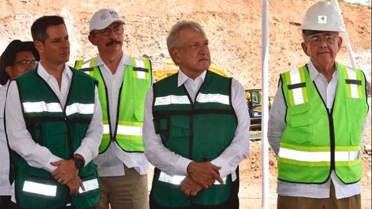 Supervisa AMLO carretera Mitla-Tehuantepec, Oaxaca