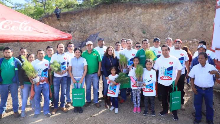  Semaedeso colabora en la reforestación de Hierve El Agua