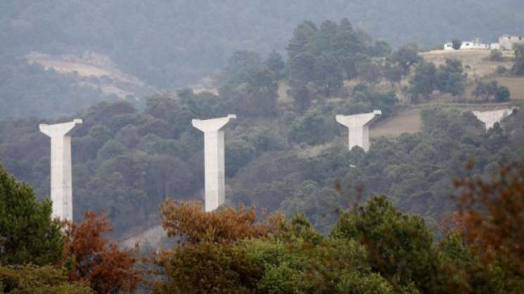  Otomíes paran construcción de autopista ordenada por EPN