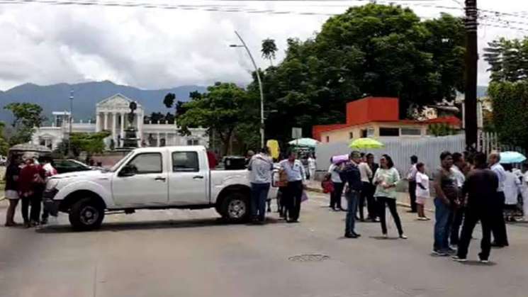 Médicos y enfermeras del Hospital Civil  suspenden labores 