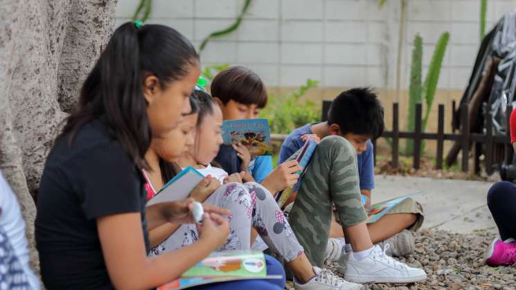 Niñas y niños disfrutan talleres de verano en parques públicos