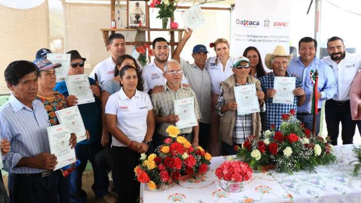 Capacita Icapet a productores de rosas de Quialana 