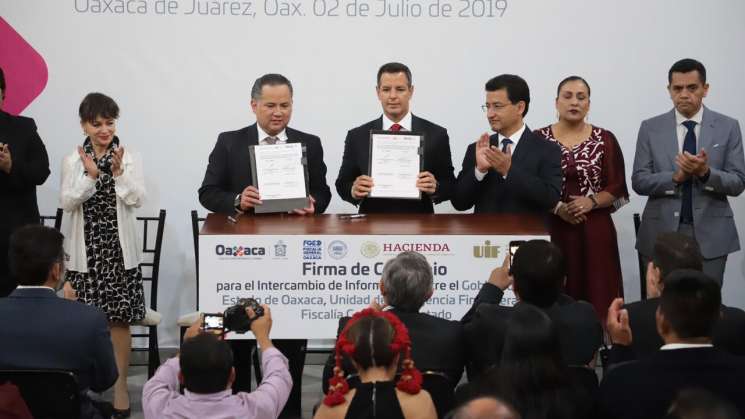 Firma AMH  convenio de colaboración con la UIF