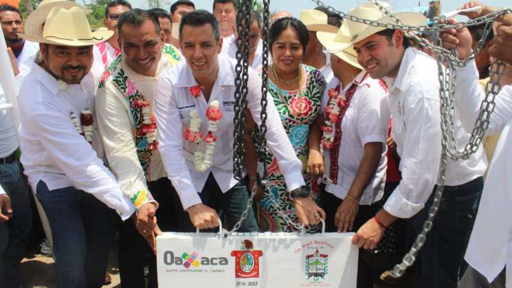 Cumple gobierno de AMH con Soyaltepec en educación y deporte