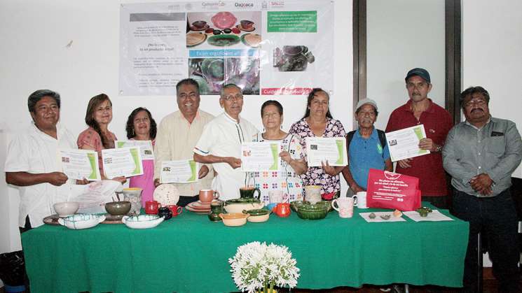 Entrega SSO constancias libres de plomo a alfareros de Atzompa