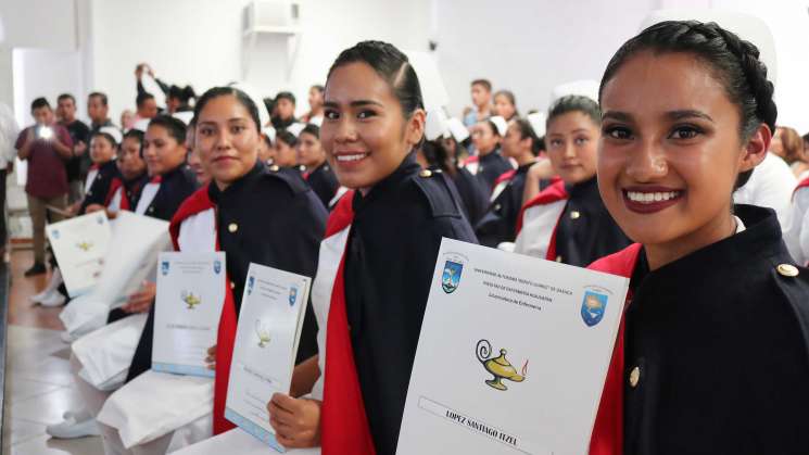 Egresa generación de enfermería en la Mixteca oaxaqueña