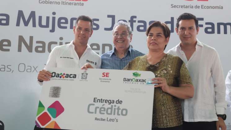 Entrega Alejandro Murat 200 créditos en Santa Cruz Amilpas