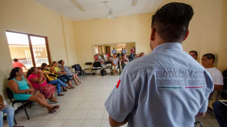 Capacita IEEPO sobre protección civil a escuelas en la costa